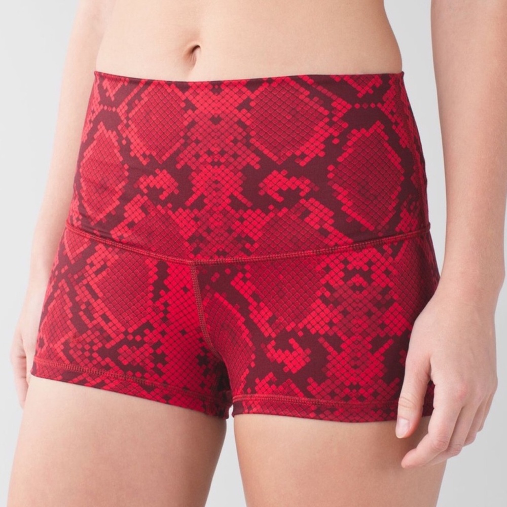 Lululemon Boogie Short (Roll Down) Ziggy Snake Red Tide Cranberry Size 2
